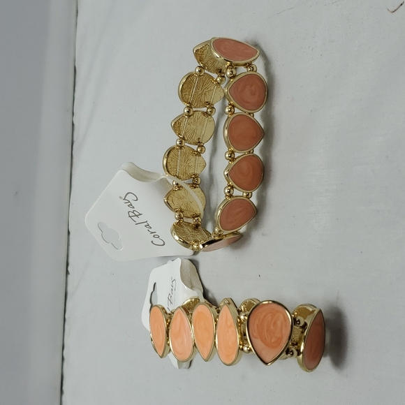 2 /$18  Coral bay gold with peach enameled stretch bracelet - Picture 4 of 4
